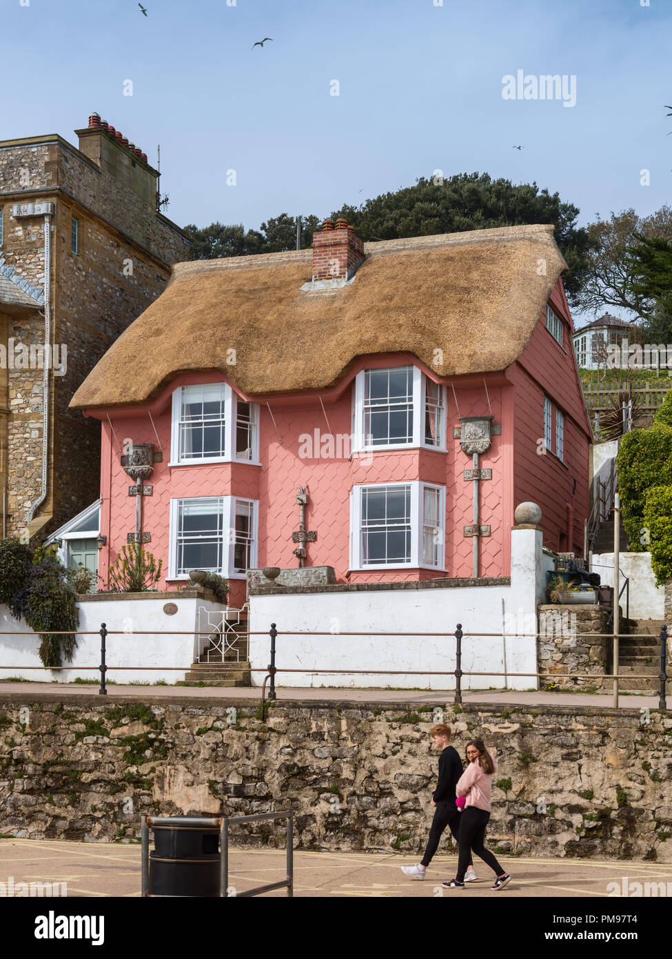 Con il tetto di paglia cottage sul mare, Lyme Regis, Dorset, Regno Unito Foto Stock