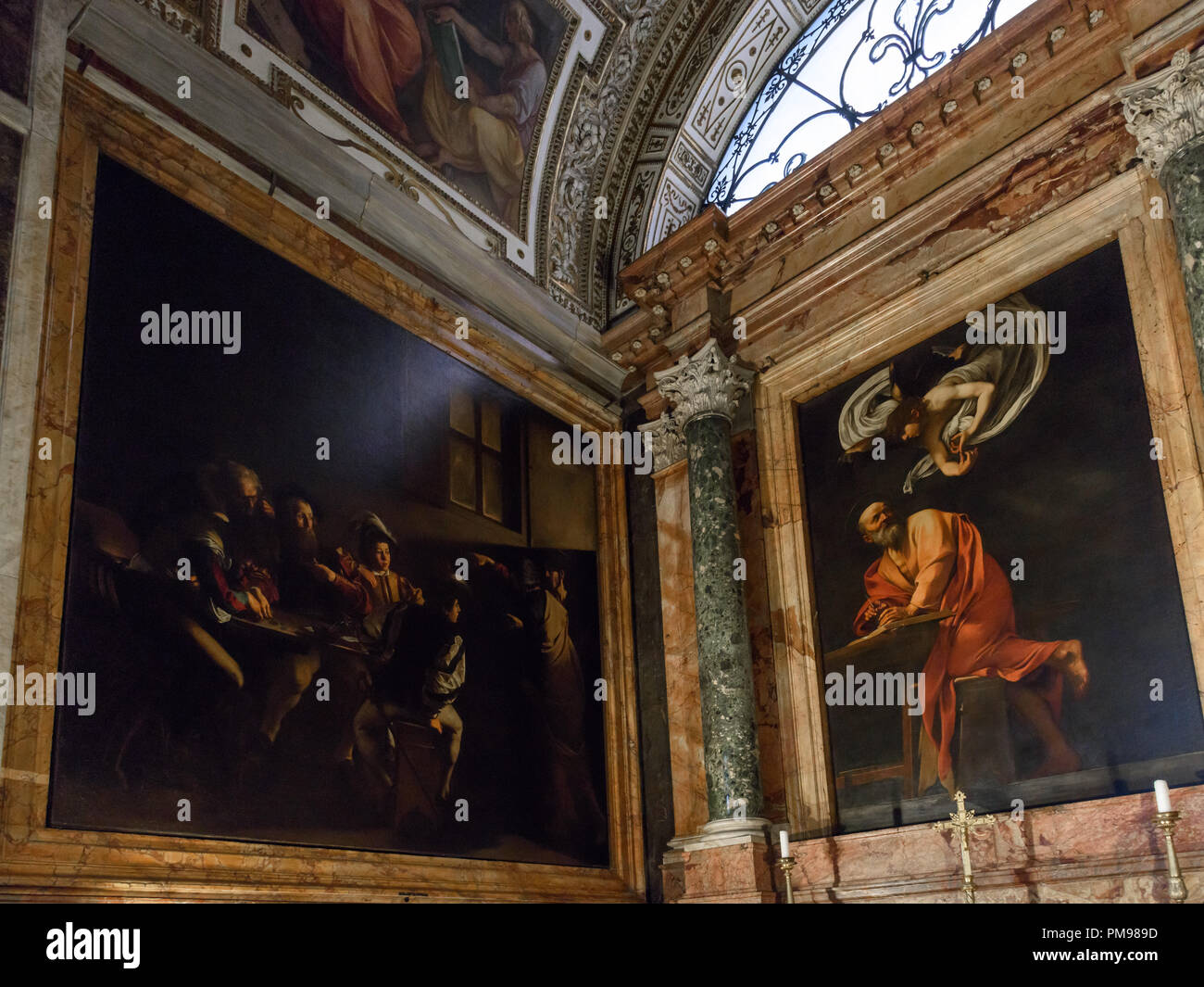 L ispirazione e la Vocazione di San Matteo di Caravaggio, Chiesa di San Luigi dei Francesi, Roma, Italia Foto Stock