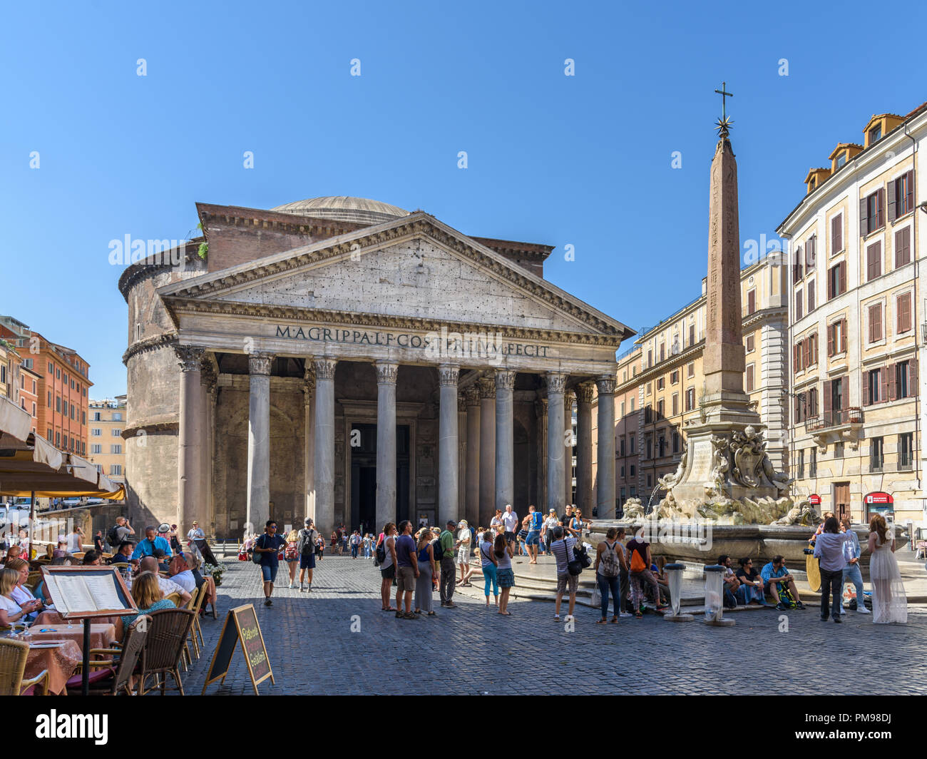 Pantheon e Fontana del Pantheon in Piazza della Rotonda, Roma, Italia Foto Stock