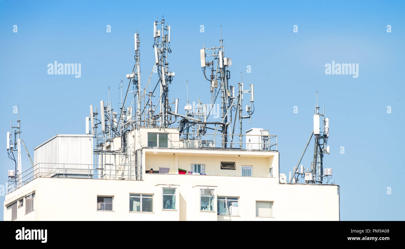 Sao Paulo, Brasile, maggio 26, 2018: Diverse antenne nella parte superiore di un edificio in Sao Paulo City Foto Stock