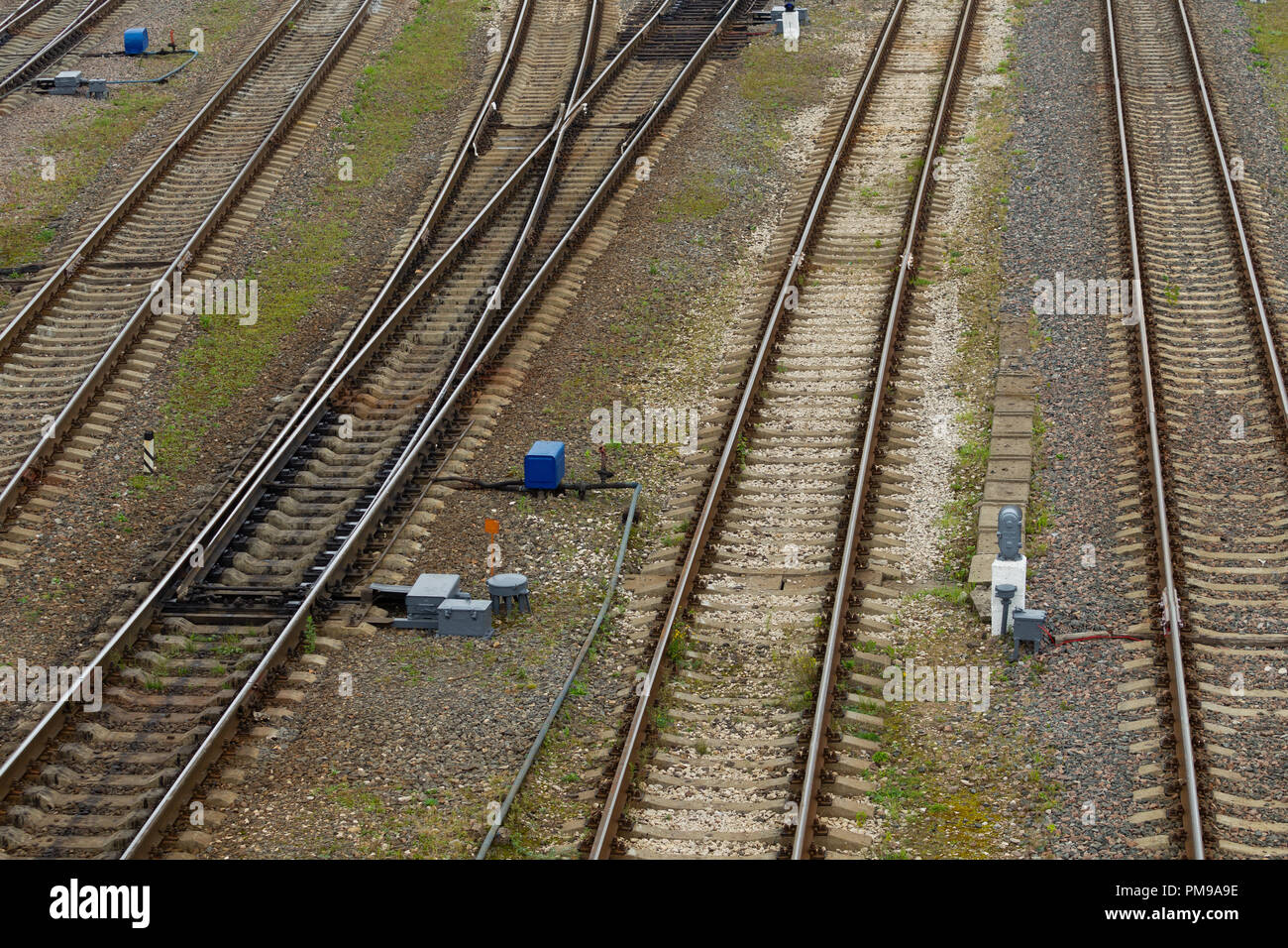 Le rotaie del trasporto ferroviario giunzione. Vista dall'alto. Luce naturale. Pattern. Paesaggio Foto Stock