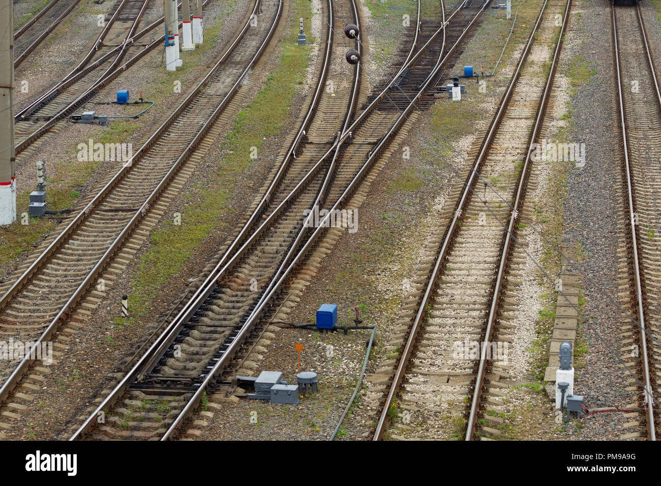 Le rotaie del trasporto ferroviario giunzione. Vista dall'alto. Luce naturale. Pattern. Paesaggio Foto Stock