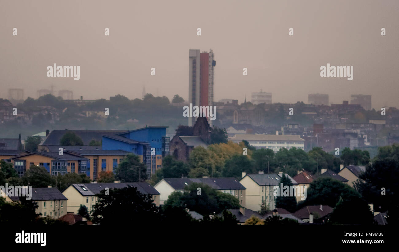 Glasgow, Scotland, Regno Unito, 18 settembre 2018. Regno Unito: Meteo maltempo in avanti come il più alto edificio elencato in Scozia, Anniesland tower è isolato come il resto del west end è appena visibile attraverso il diluvio che ha colpito la città di oggi con la Great Western Road in primo piano. Gerard Ferry/Alamy news Credito: gerard ferry/Alamy Live News Foto Stock