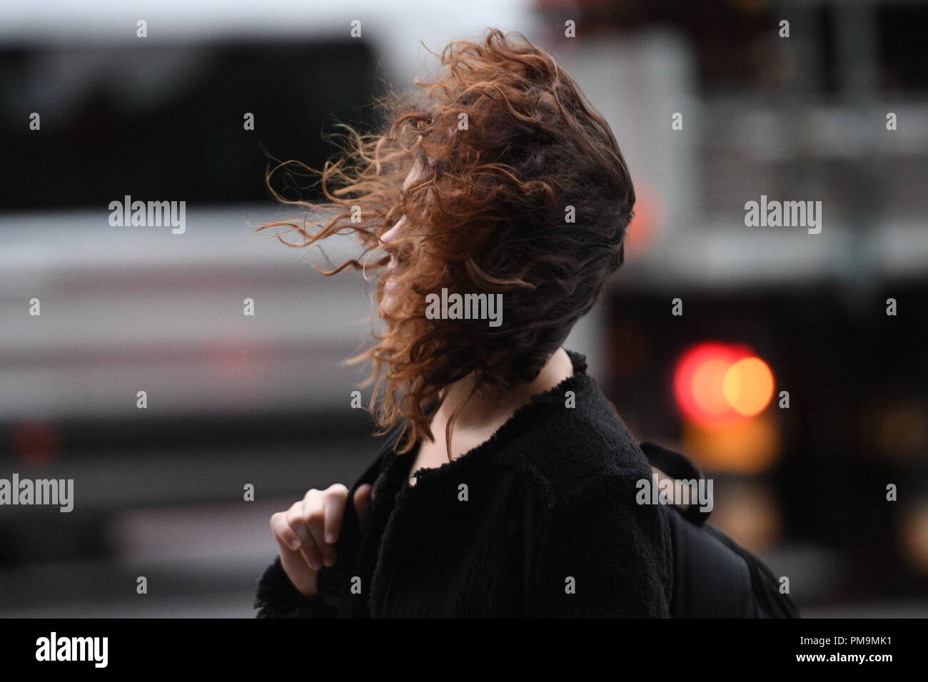 Londra, Regno Unito. Xviii Sep 2018. Regno Unito: Meteo pendolari esperienza forte vento da uragano Helene a Londra oggi sulla Euston Road Picture Jeremy Selwyn Credito: Evening Standard limitata /Alamy Live News Foto Stock