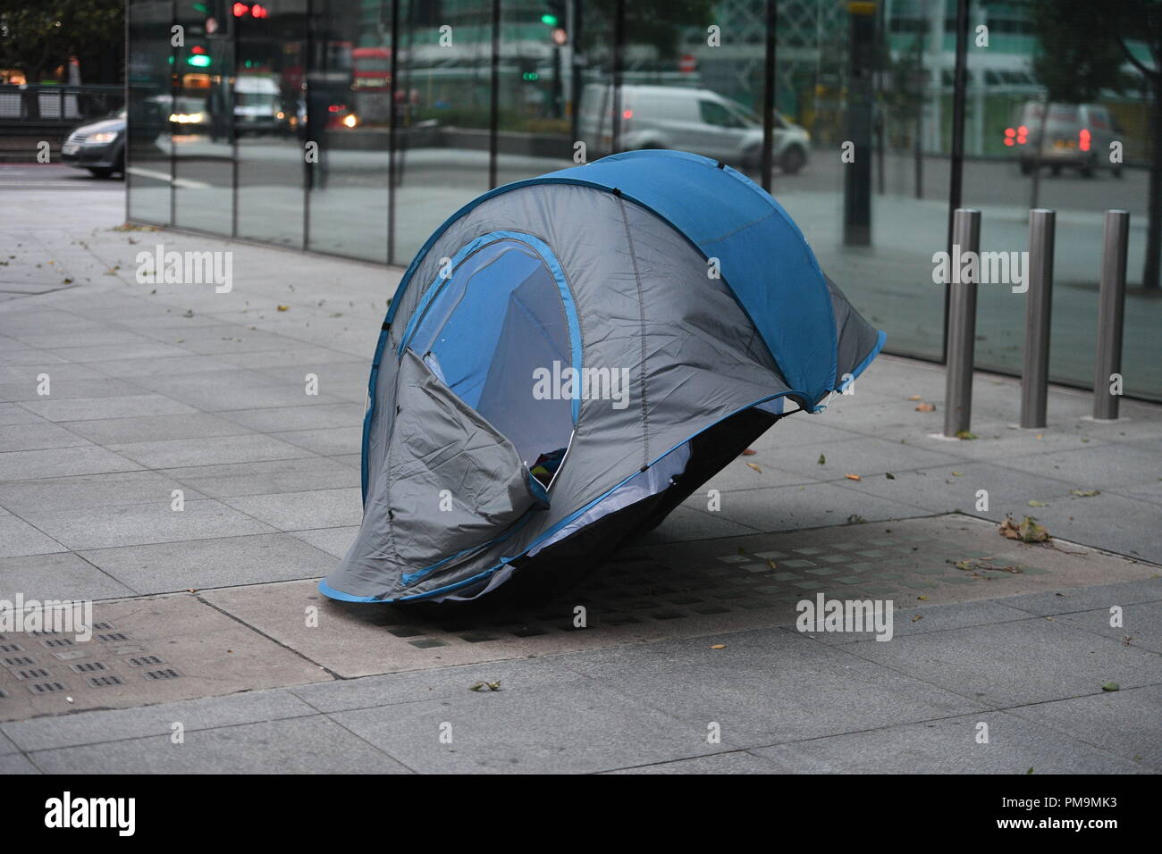 Londra, Regno Unito. Xviii Sep 2018. Regno Unito: Meteo una traversina ruvida della tenda viene soffiato via come i londinesi di esperienze forti venti da uragano Helene Picture Jeremy Selwyn Credito: Evening Standard limitata /Alamy Live News Foto Stock
