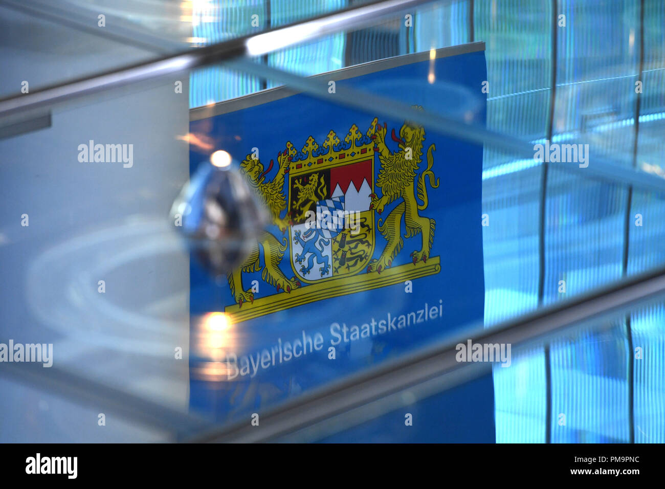 Monaco di Baviera, Deutschland. Xviii Sep, 2018. generale, motivo di confine, stemma dello Stato libero di Baviera, stemma. Spiegelung, conferenza stampa del governo bavarese nella Cancelleria di Stato a Monaco di Baviera il 18.09.2018, | Utilizzo di credito in tutto il mondo: dpa/Alamy Live News Foto Stock
