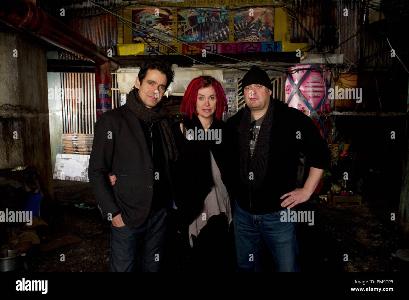 (L-r) Amministrazione Tom Tykwer, LANA WACHOWSKI e Andy Wachowski sul set di un epico dramma "Cloud Atlas", distribuiti sul mercato interno da Warner Bros Foto e nel selezionare territori internazionali. Foto Stock