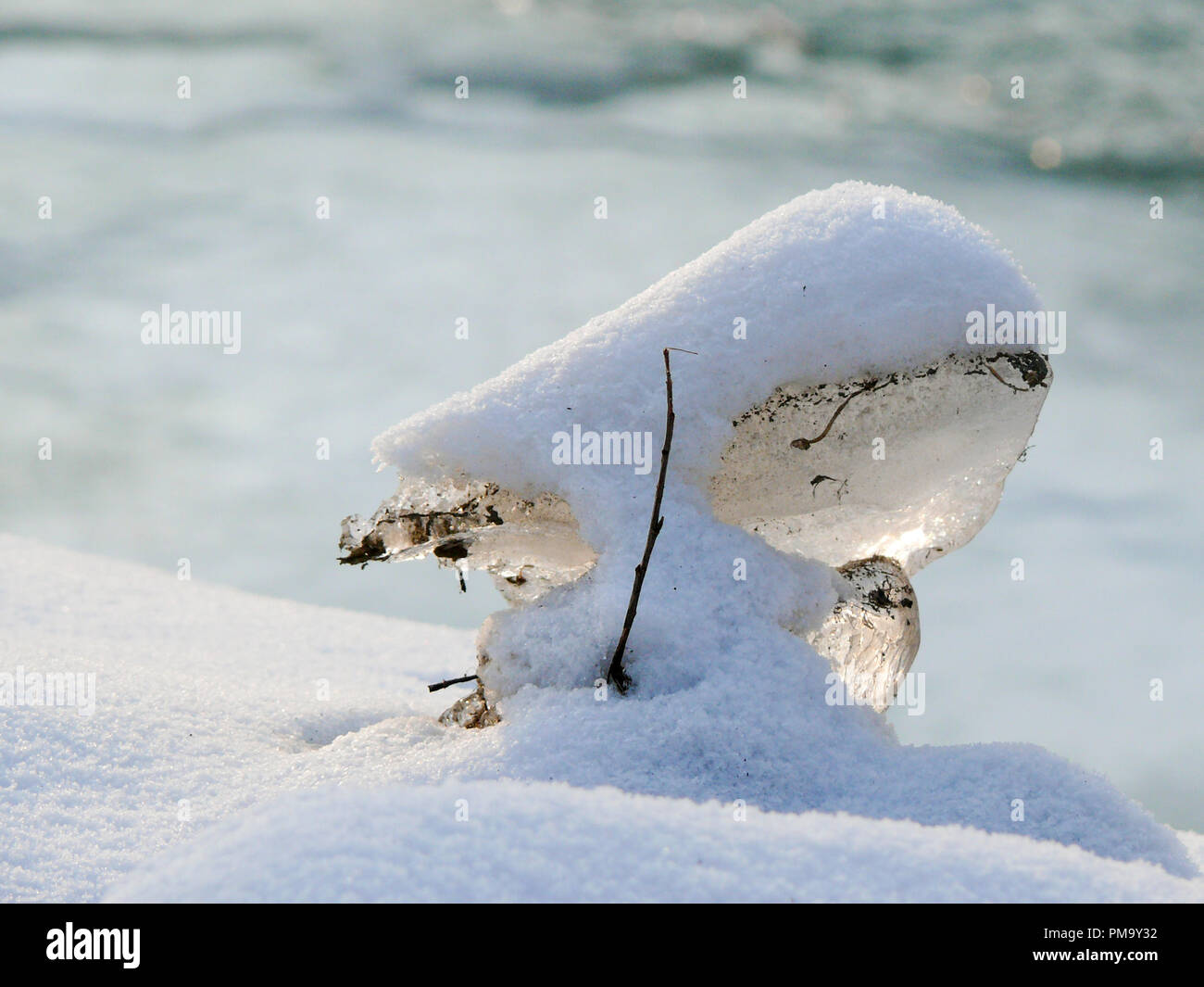 Pezzo di ghiaccio ricoperta di neve soffice durante il periodo invernale Foto Stock