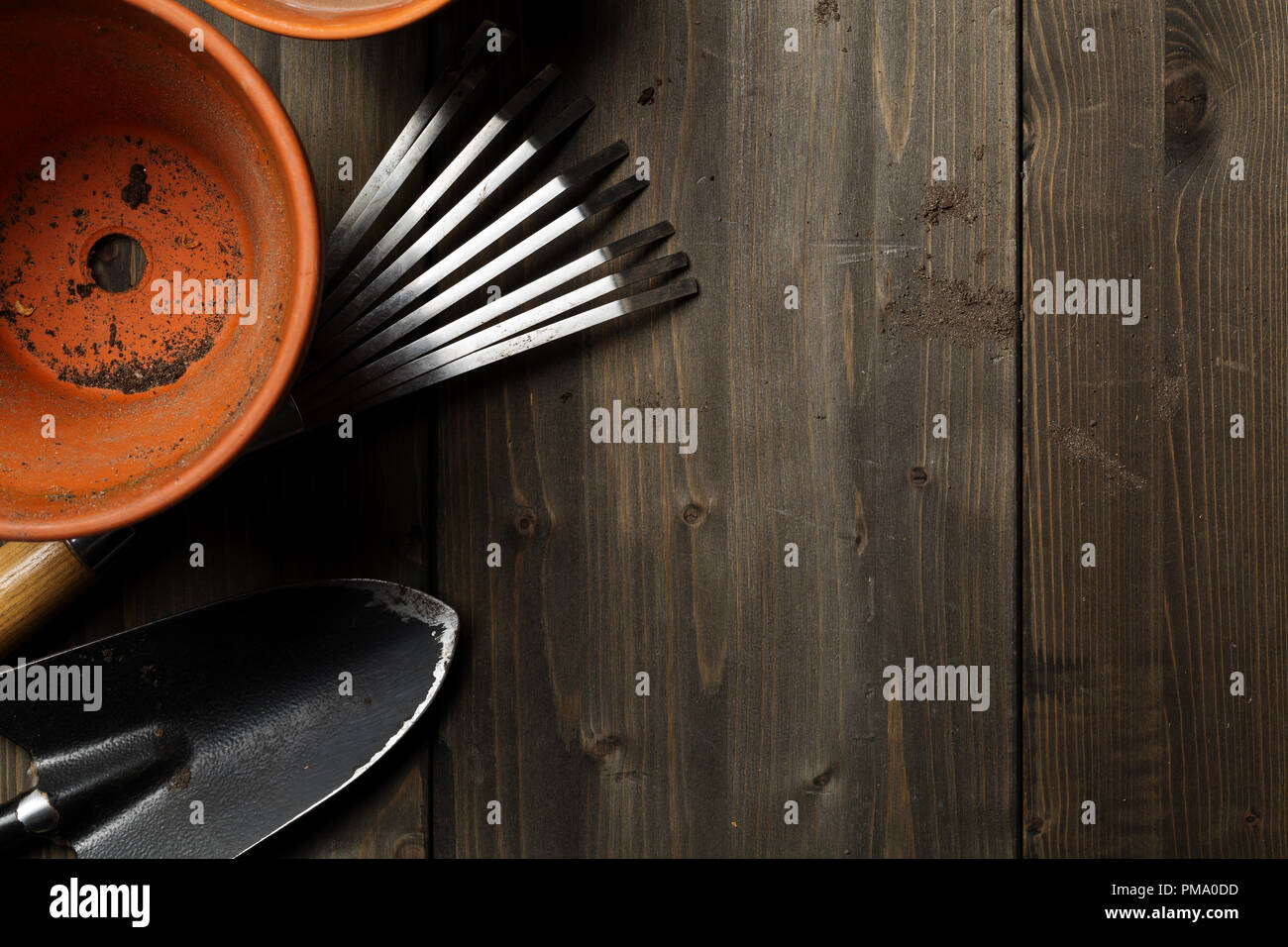 Gruppo di vuoto, utilizzate la piantagione di terracotta pots con utensili da giardinaggio sul tavolo di legno da sopra vista superiore flatlay Foto Stock