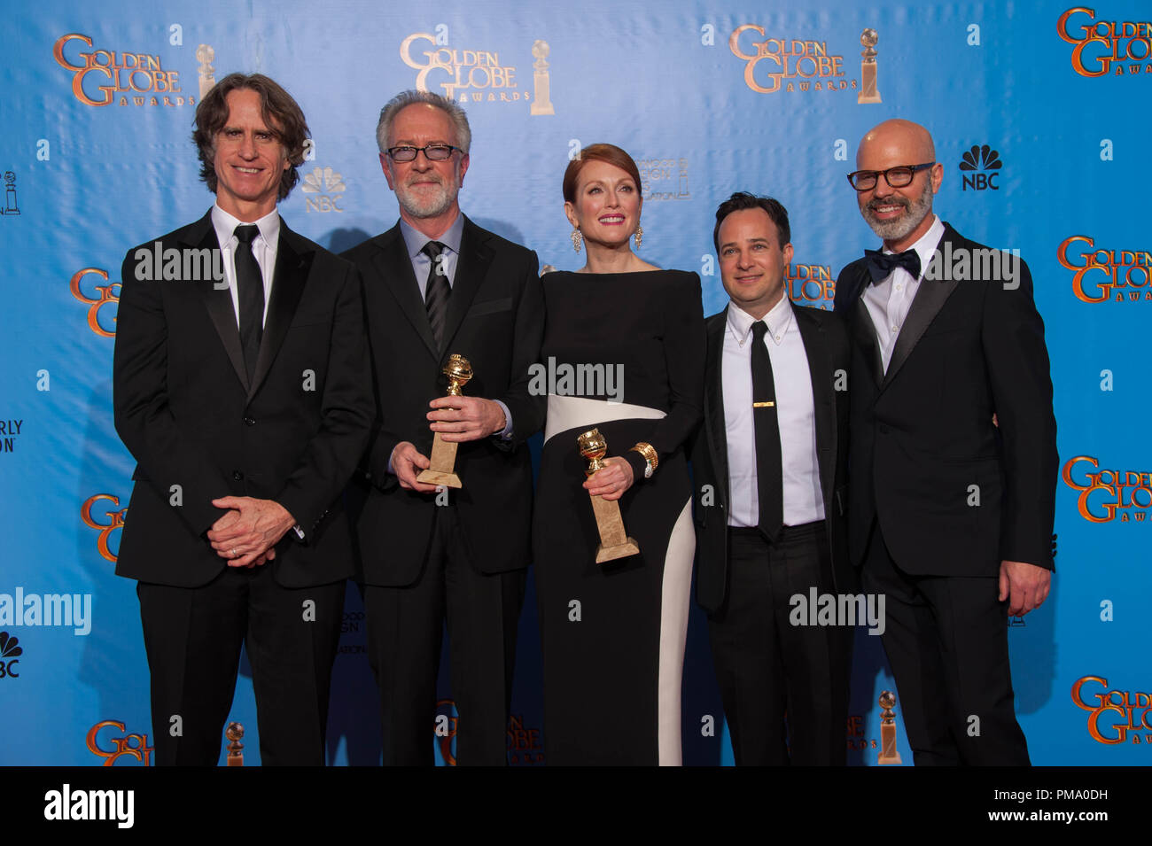 Per il miglior mini-serie o immagini in movimento realizzati per la televisione, il Golden Globe è assegnato al gioco "Modifica" (HBO), prodotta dalla Playtone e Everyman Pictures in associazione con HBO Films. Jay Roach, Gary Goetzman, Julianne Moore, Danny Strong, e Steven Shareshian posano con il premio backstage in sala stampa al settantesimo Annuale di Golden Globe Awards presso il Beverly Hilton di Beverly Hills, CA domenica 13 gennaio, 2013. Foto Stock
