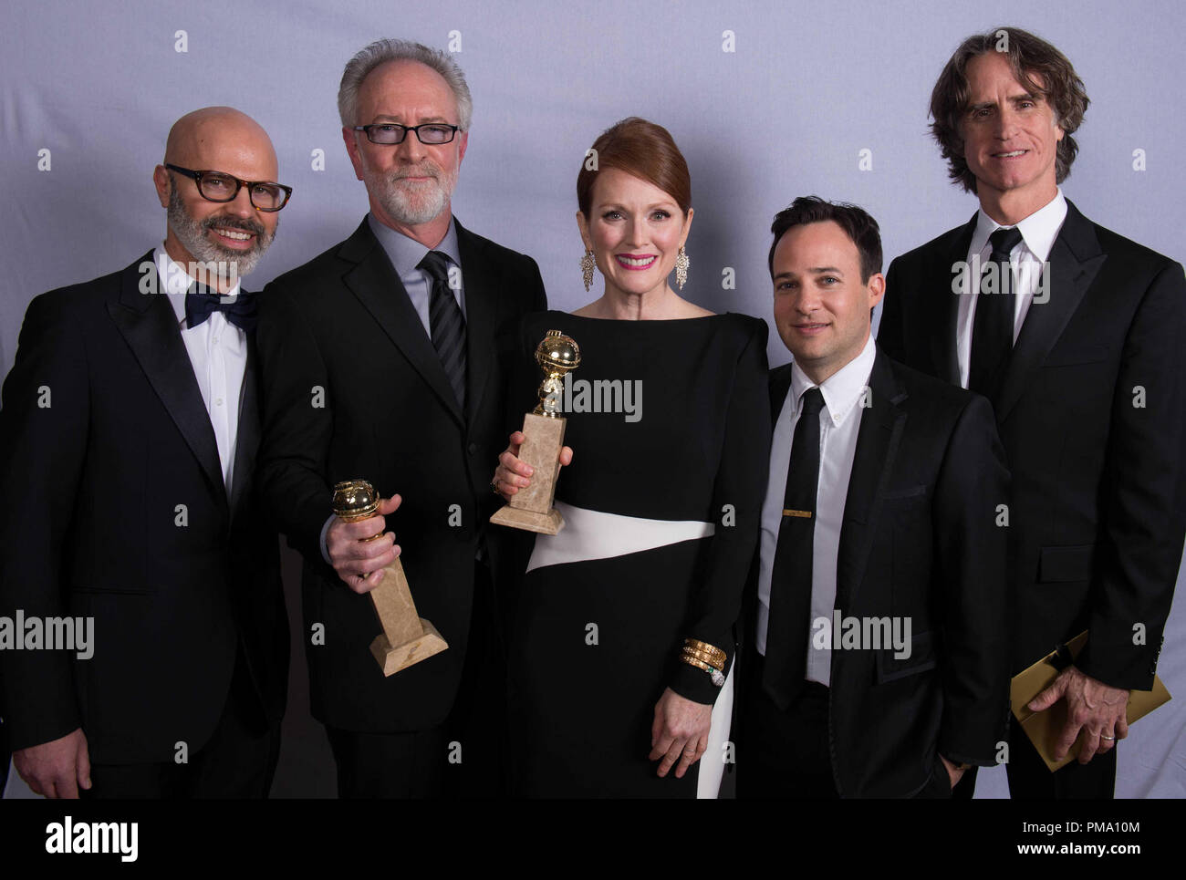 Accettando il Golden Globe per il miglior mini-serie o immagini in movimento realizzati per la televisione per il gioco "Modifica" (HBO) sono (da sinistra a destra) produttore Steven Shareshian, produttore Gary Goetzman, attrice Julianne Moore, scrittore Danny Strong e Direttore Jay Roach, al settantesimo Annuale di Golden Globe Awards presso il Beverly Hilton di Beverly Hills, CA domenica 13 gennaio, 2013. Foto Stock