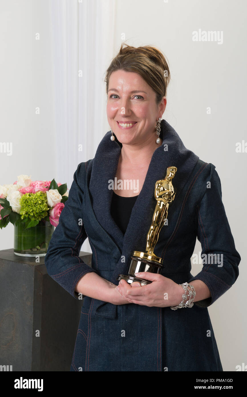 Dopo aver vinto la categoria di conseguimento in costume design per lavorare su "Anna Karenina", Jacqueline Durran pone backstage con l'Oscar® durante il live ABC teletrasmesso di Oscar® dal Dolby® Theatre in Hollywood, CA, domenica 24 febbraio, 2013. Foto Stock