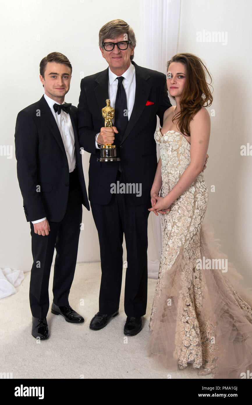 Dopo aver vinto la categoria di successo nella progettazione di produzione per il lavoro svolto su "Lincoln", Rick Carter pone backstage con Daniel Radcliffe e Kristen Stewart durante il live ABC teletrasmesso di Oscar® dal Dolby® Theatre in Hollywood, CA, domenica 24 febbraio, 2013. Foto Stock