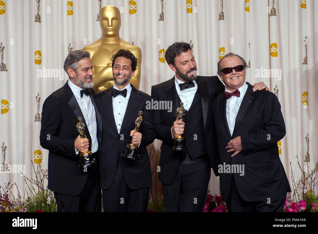 Produttori George Clooney, Grant Heslov e Ben Affleck pongono per la stampa con Jack Nicholson dopo aver vinto l'OSCAR® per best motion picture dell'anno per "Argo". L'OSCAR® sono presentati vivi sulla rete della televisione di ABC dal Dolby® Theatre in Hollywood, CA, domenica 24 febbraio, 2013. Foto Stock