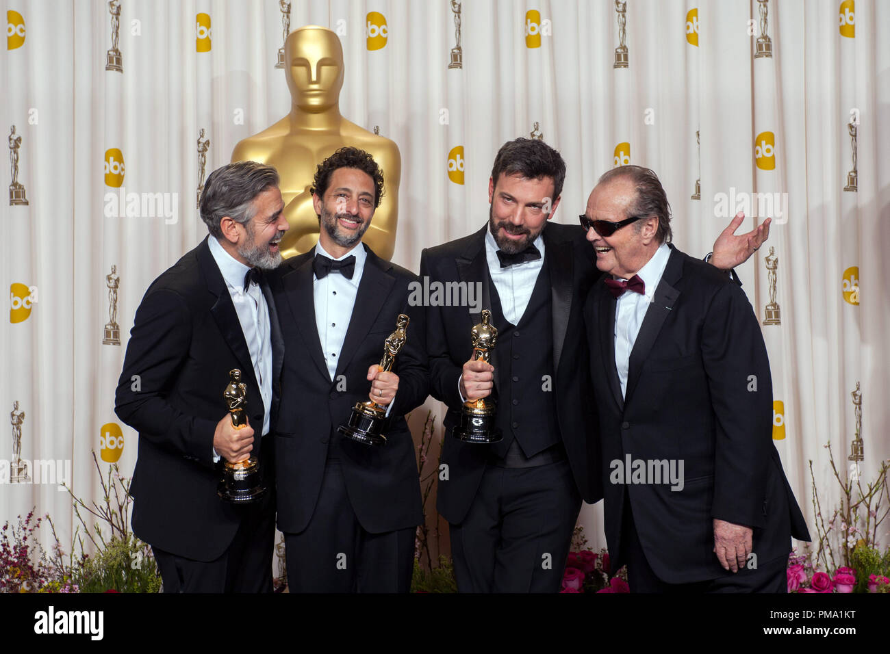 Produttori George Clooney, Grant Heslov e Ben Affleck pongono per la stampa con Jack Nicholson dopo aver vinto l'OSCAR® per best motion picture dell'anno per "Argo". L'OSCAR® sono presentati vivi sulla rete della televisione di ABC dal Dolby® Theatre in Hollywood, CA, domenica 24 febbraio, 2013. Foto Stock
