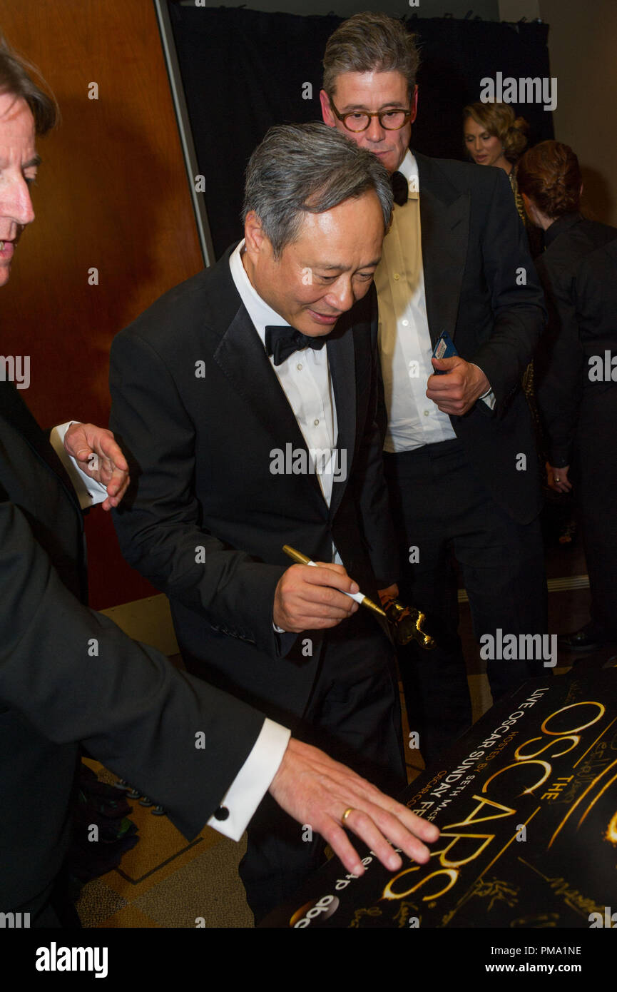 Dopo aver vinto la categoria conseguimento nel dirigere per "Vita di Pi", direttore di Ang Lee è il backstage con il suo Oscar® durante il live ABC teletrasmesso di Oscar® dal Dolby® Theatre in Hollywood, CA, domenica 24 febbraio, 2013. Foto Stock