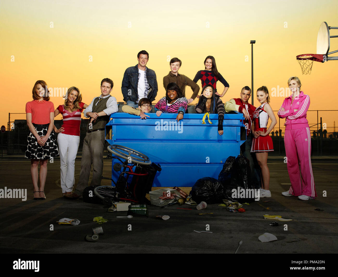 GLEE: la nuova ora di commedia serie musicale attorno ad un gruppo di aspiranti underdogs sarà speciale anteprima Martedì, 19 maggio (9:00-10:00 PM ET/PT) su FOX. Nella foto la fila superiore di L-R: Cory Monteith, Chris Colfer e Lea Michele. Fondo L-R: Jayma Mays, Jessalyn Gilsig, Matthew Morrison, Kevin McHale, Amber Riley, Jenna Ushkowitz, Mark Salling, Dianna Agron e Jane Lynch. &#Xa9;2009 Fox Broadcasting Co. CR: Patrick Ecclesine/FOX Foto Stock