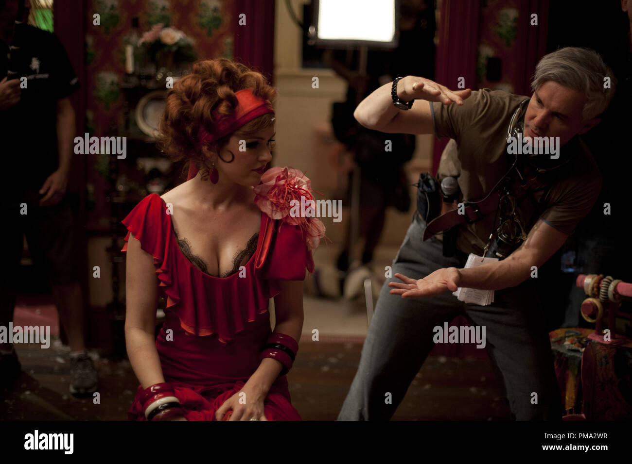 (L-r) Isla Fisher e regista Baz Luhrmann sul set di Warner Bros Foto' e Village Roadshow Pictures' dramma " Il grande Gatsby", una Warner Bros Foto di rilascio. Foto Stock