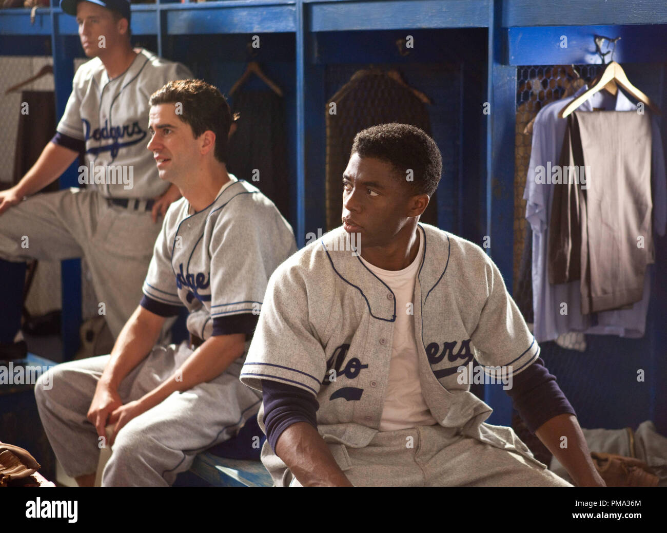 (L-r) BLAKE SANDERS come Gene Hermanski, HAMISH LINKLATER come Ralph Branca e CHADWICK BOSEMAN come Jackie Robinson in Warner Bros Foto e immagini leggendarie' dramma "42", una Warner Bros Foto di rilascio. Foto Stock