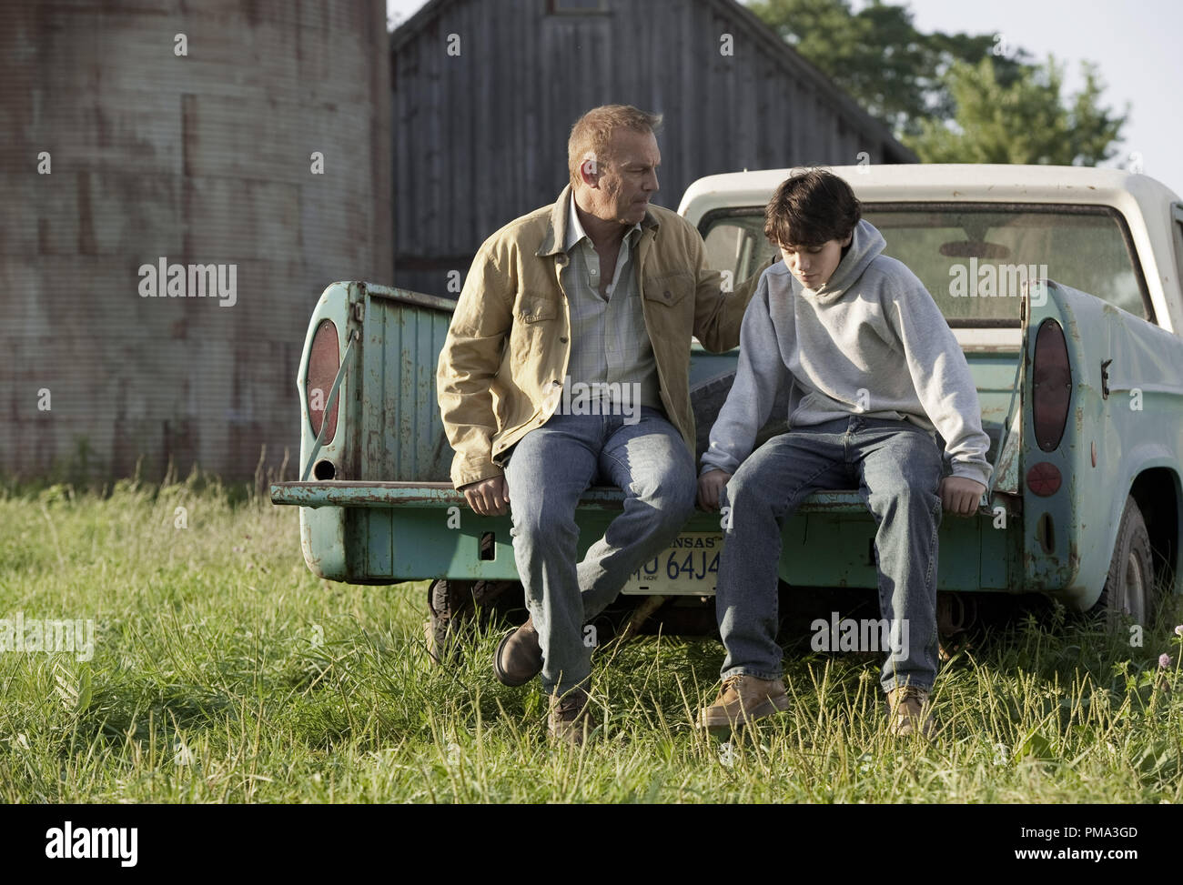 (L-r) Kevin Costner come Jonathan Kent e DYLAN SPRAYBERRY come Clark Kent (13 anni) in Warner Bros Foto e immagini leggendarie' azione avventura "uomo di acciaio," un Warner Bros Foto di rilascio. Foto Stock