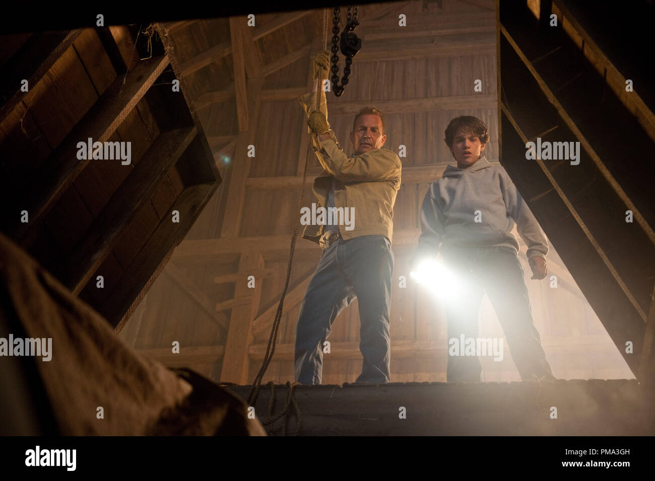 (L-r) Kevin Costner come Jonathan Kent e DYLAN SPRAYBERRY come Clark Kent (13 anni) in Warner Bros Foto e immagini leggendarie' azione avventura "uomo di acciaio," un Warner Bros Foto di rilascio. Foto Stock