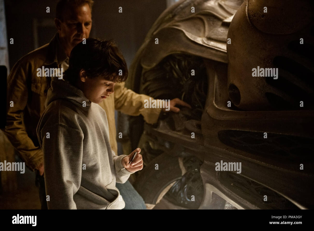 (L-r) Kevin Costner come Jonathan Kent e DYLAN SPRAYBERRY come Clark Kent (13 anni) in Warner Bros Foto e immagini leggendarie' avventura azione 'MAN DI ACCIAIO,' un Warner Bros Foto di rilascio. TM e © DC Comics. Foto Stock