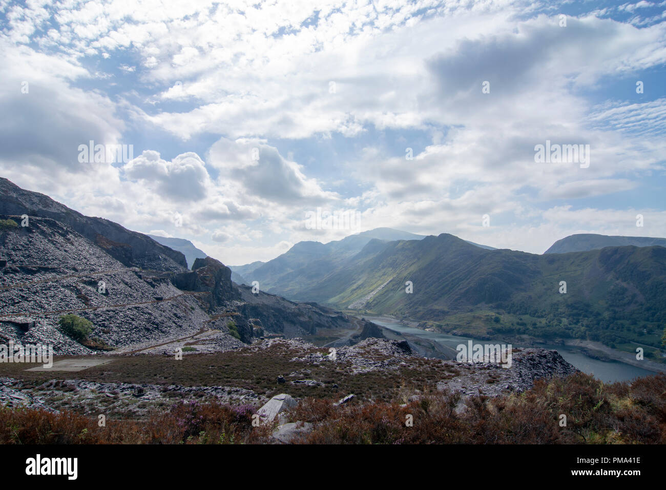 Guardando attraverso Dinorwig cava e Llyn Peris lago verso Snowdonia Foto Stock