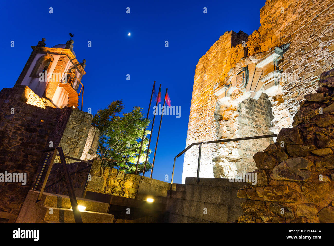 Vista la Torre dell Orologio e rovinato Palace al blue ora nel villaggio storico di Castelo Rodrigo, Portogallo Foto Stock