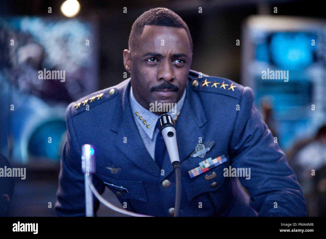 IDRIS ELBA come raccoglitore Pentecoste in sci-fi azione avventura 'Warner Bros Foto e immagini leggendarie Pacific Rim,' un Warner Bros Foto di rilascio. Foto Stock