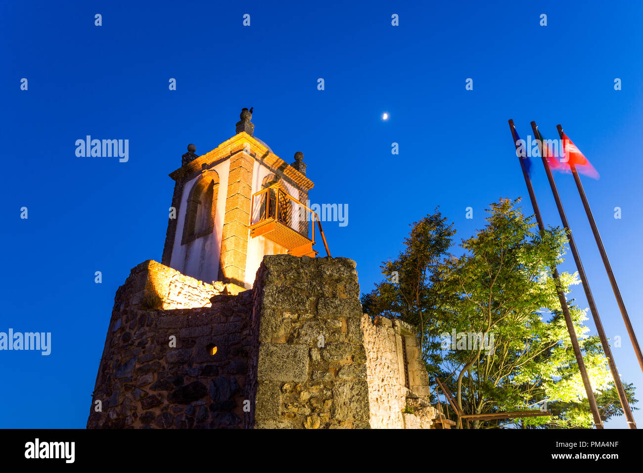 Vista della Torre dell Orologio a blue ora nel villaggio storico di Castelo Rodrigo, Portogallo Foto Stock