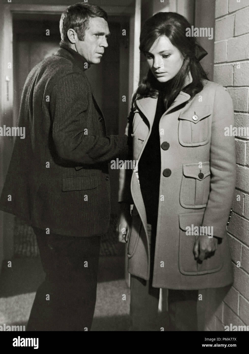 Steve McQueen, Jacqueline Bisset, 'Bullitt', 1968 Warner Bros Riferimento al file # 32263_093THA Foto Stock