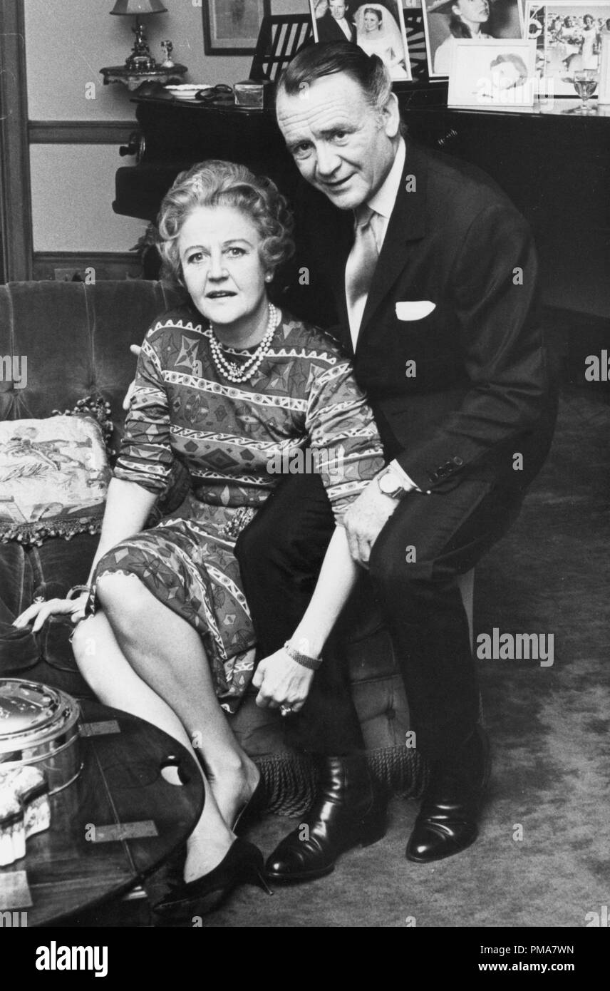 John Mills e sua moglie Maria Hayley Mills sulla loro venticinquesimo anniversario di matrimonio, 1966 Riferimento File # 32263 843THA Foto Stock