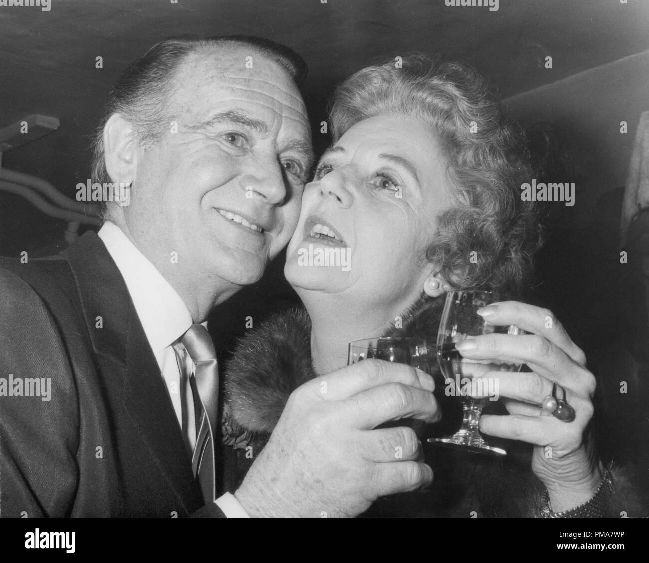 John Mills e sua moglie Maria Hayley campana sulla loro venticinquesimo anniversario di matrimonio, 1966 © CCR /Hollywood Archivio - Tutti i diritti riservati Riferimento File # 32263 844THA Foto Stock