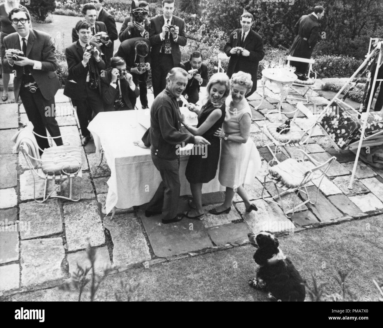 Hayley Mills con sua madre e suo padre presso il suo ventunesimo compleanno, 1967 © CCR /Hollywood Archivio - Tutti i diritti riservati Riferimento File # 32263 848THA Foto Stock