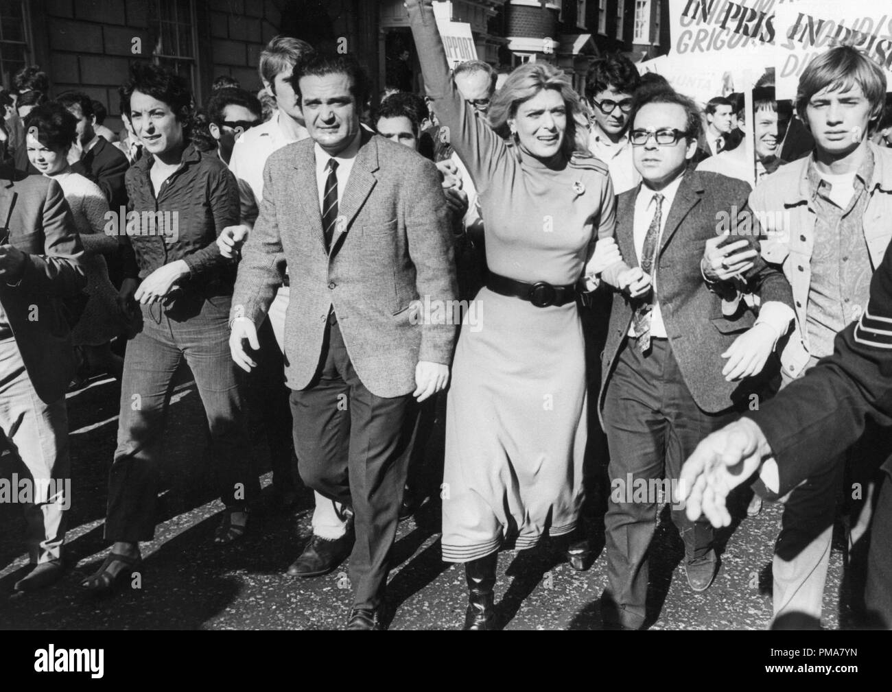 Melina Mercouri ad una marcia di protesta, 1968 © CCR /Hollywood Archivio - Tutti i diritti riservati Riferimento File # 32263 890THA Foto Stock