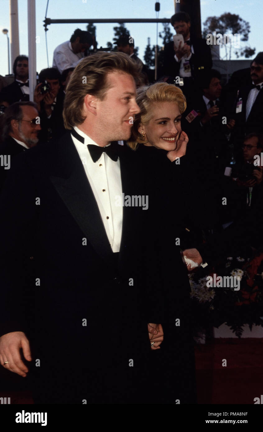 Kiefer Sutherland e Julia Roberts circa 1991 © CCR /Hollywood Archivio - Tutti i diritti riservati Riferimento File # 31955 633CCR Foto Stock