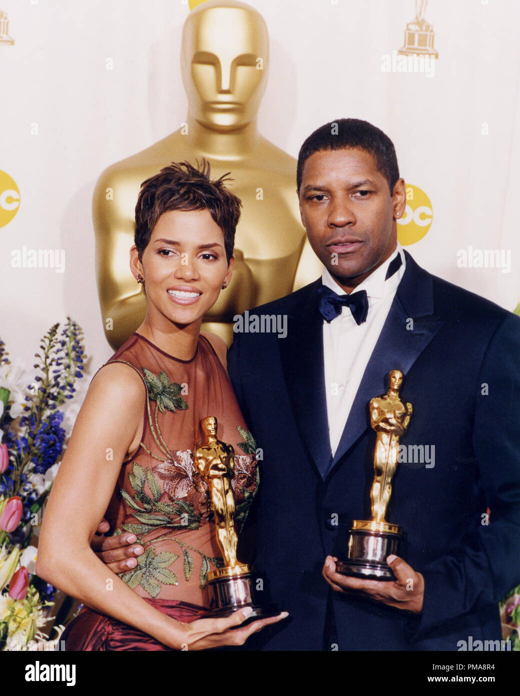 Halle Berry e Denzel Washington a alla 74annuale di Academy Awards, 2002 Riferimento File # 31955 647THA Foto Stock