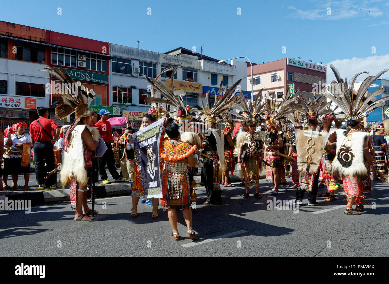 Gawai parade, Borneo nativi, Kuching, Sarawak, Malaysia Foto Stock