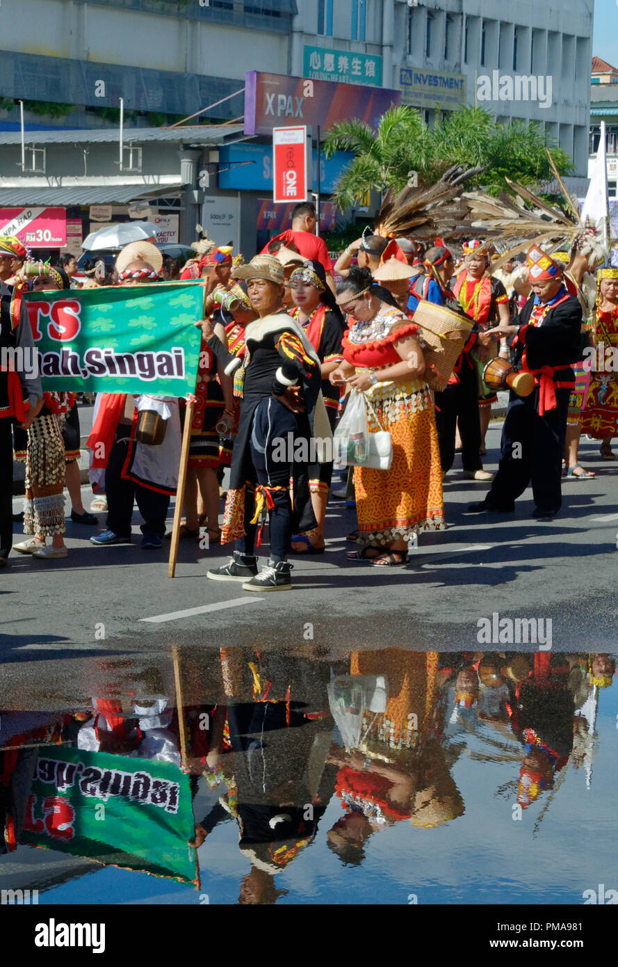 Gawai parade, Borneo nativi, Kuching, Sarawak, Malaysia Foto Stock