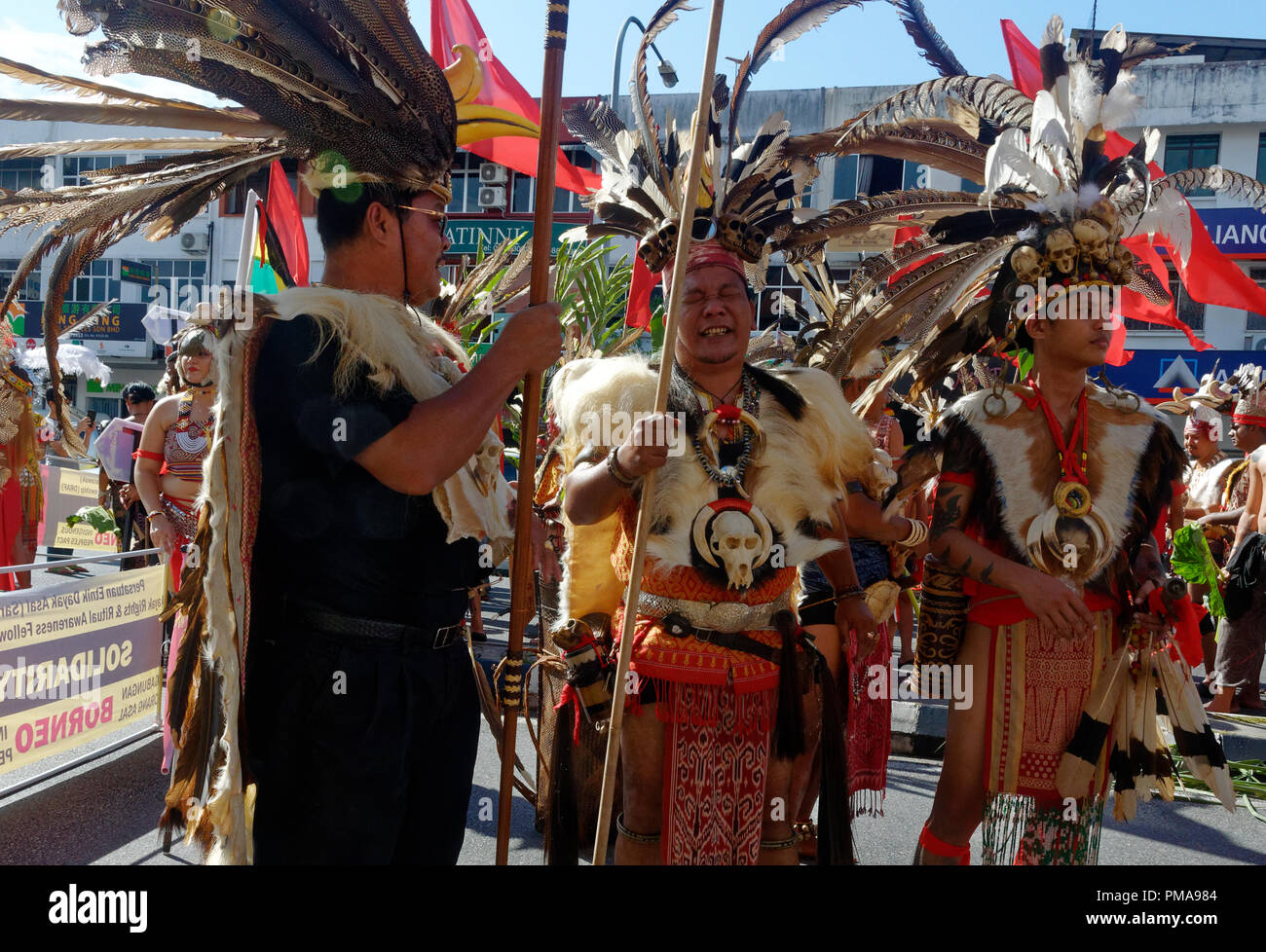 Guerrieri Iban presso la parata Gawai con tradizionale copricapo, piume e costume, Kuching, Sarawak, Malesia, Borneo Foto Stock