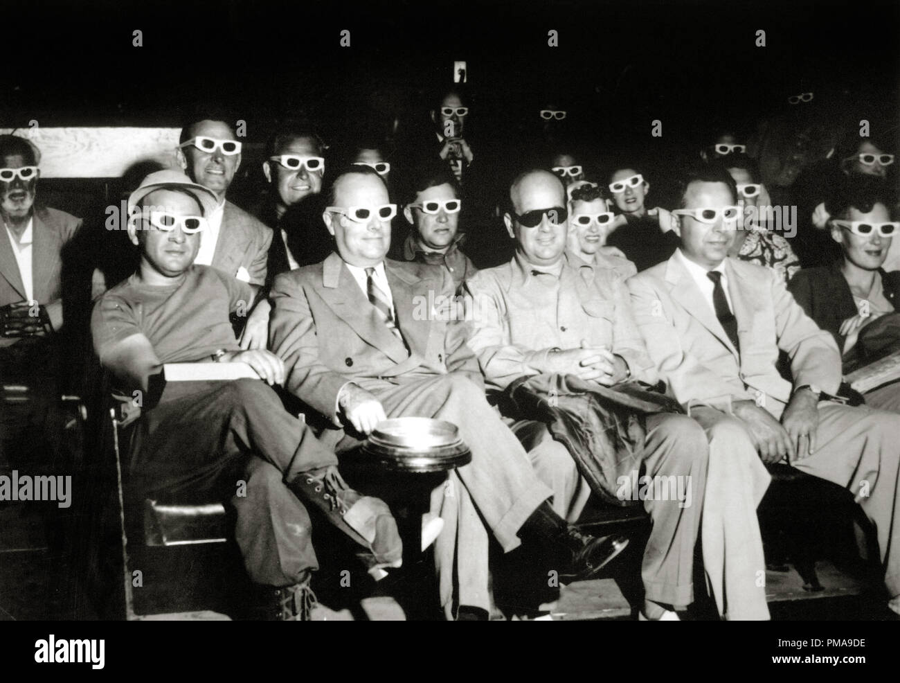 Movie-Goers indossando occhiali 3-D e guardando un 3-D movie, circa 1952 Riferimento File # 31955 976THA Foto Stock