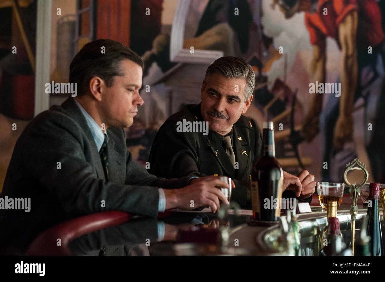 Matt Damon (sinistra) e George Clooney in Columbia Pictures' I MONUMENTI UOMINI. Foto Stock