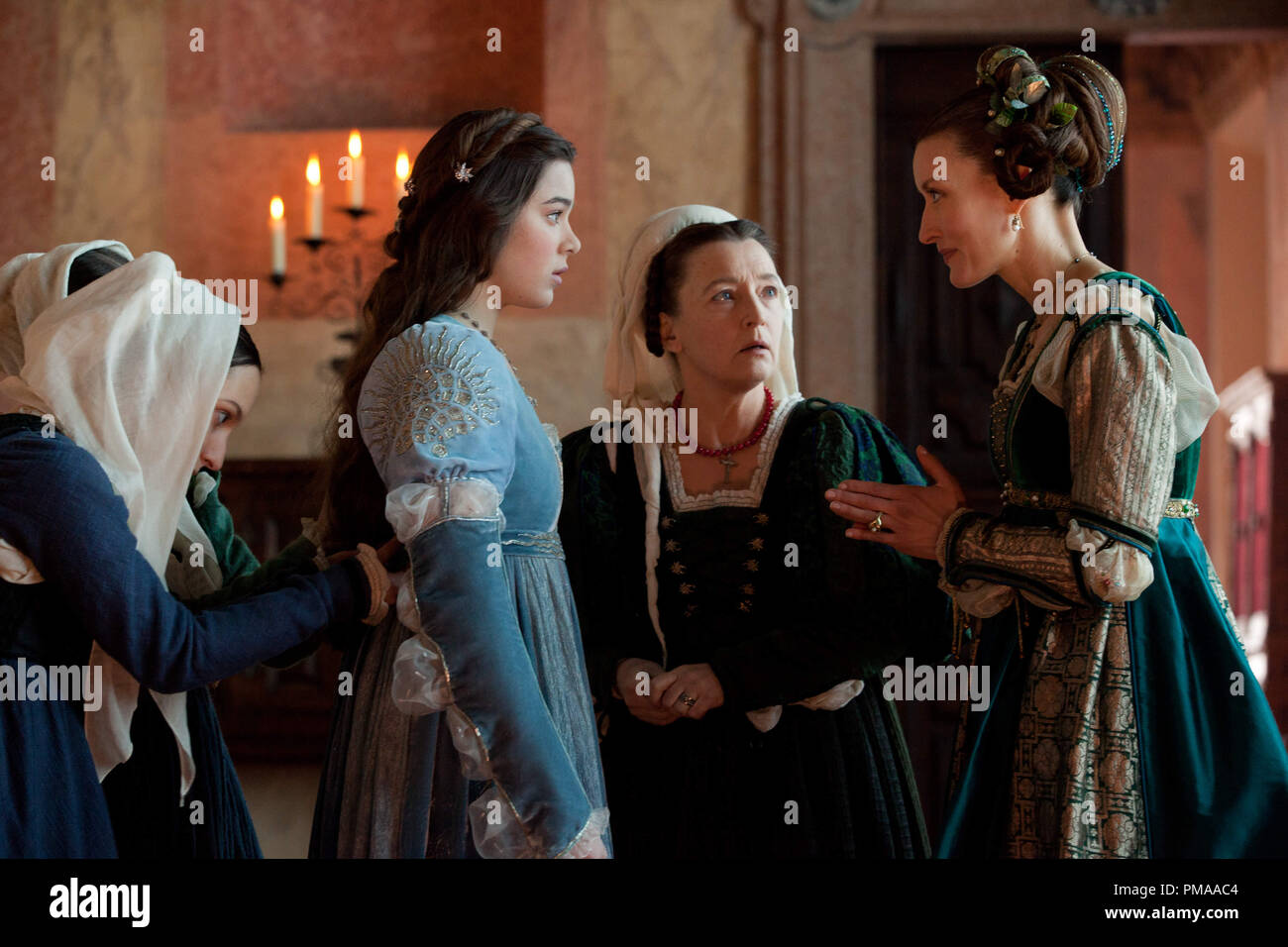 Star Hailee Steinfeld (al centro e a sinistra) in una scena da Relativity Media "ROMEO E GIULIETTA". Foto Stock