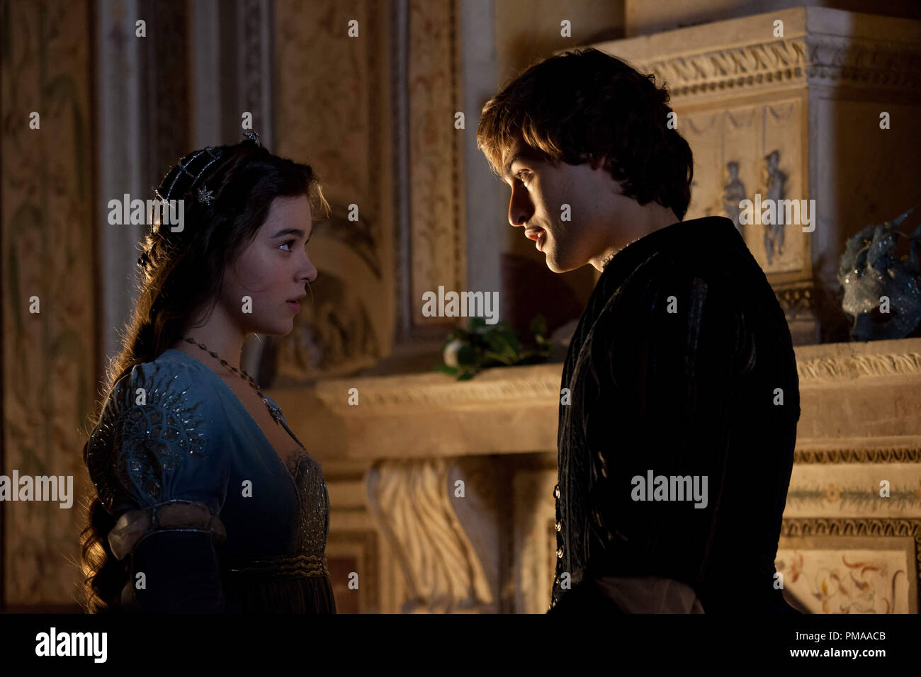 Hailee Steinfeld e Douglas Booth star in "ROMEO E GIULIETTA". Foto Stock