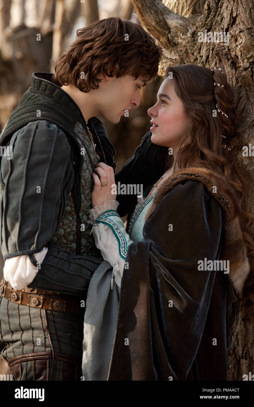 Hailee Steinfeld e Douglas Booth star in "ROMEO E GIULIETTA". Foto Stock