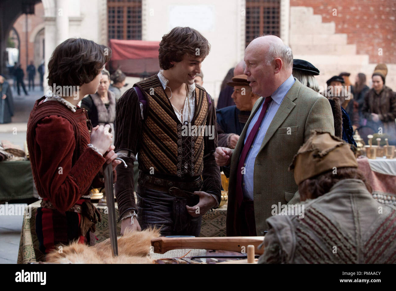 Sceneggiatore Julian Fellowes (estrema destra) sul set di Relativity Media "ROMEO E GIULIETTA". Foto Stock
