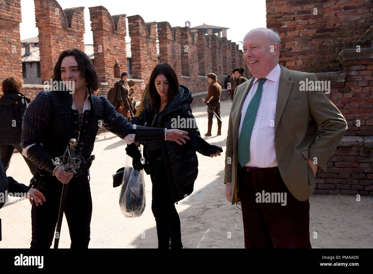 Sceneggiatore Julian Fellowes (estrema destra) sul set di Relativity Media "ROMEO E GIULIETTA". Foto Stock