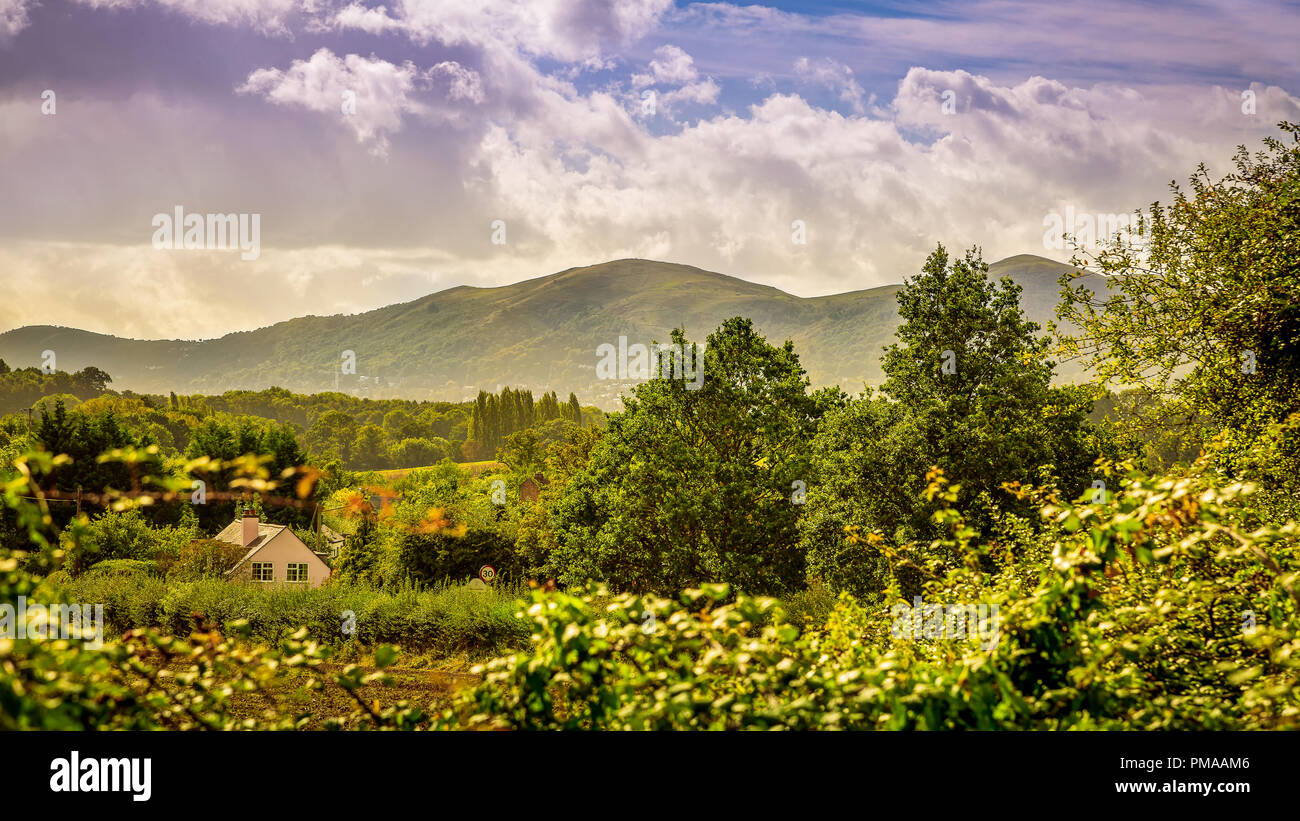 Vista della Malvern Hills dalla vicina parrocchia di Powick. Foto Stock