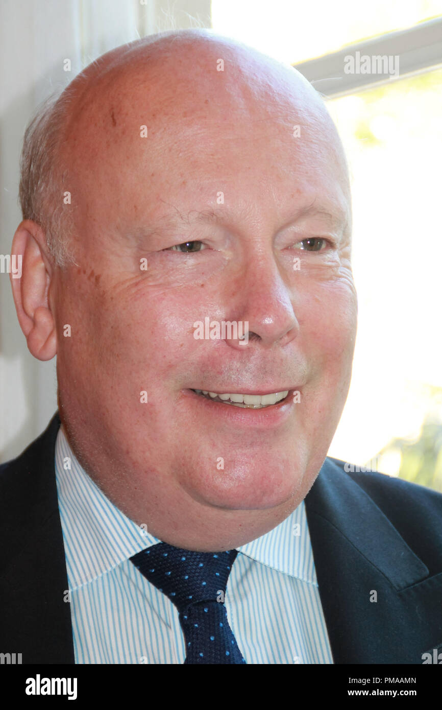 Julian Fellowes "Romeo e Giulietta" Portrait Session, Settembre 24, 2013. La riproduzione da parte di American tabloid è assolutamente vietato. Riferimento al file # 32147 028CCR per solo uso editoriale - Tutti i diritti riservati Foto Stock