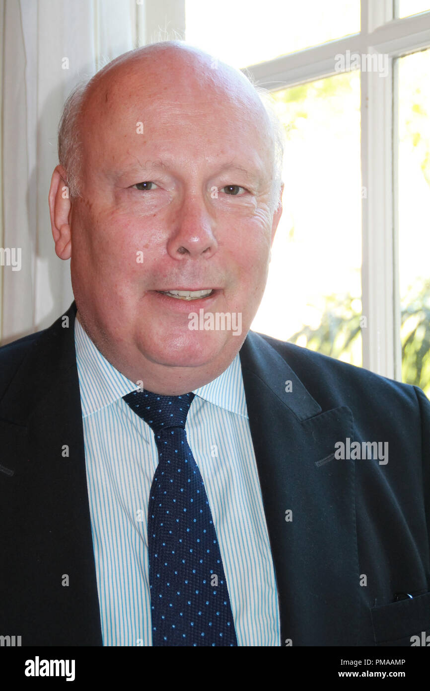 Julian Fellowes "Romeo e Giulietta" Portrait Session, Settembre 24, 2013. La riproduzione da parte di American tabloid è assolutamente vietato. Riferimento al file # 32147 029CCR per solo uso editoriale - Tutti i diritti riservati Foto Stock